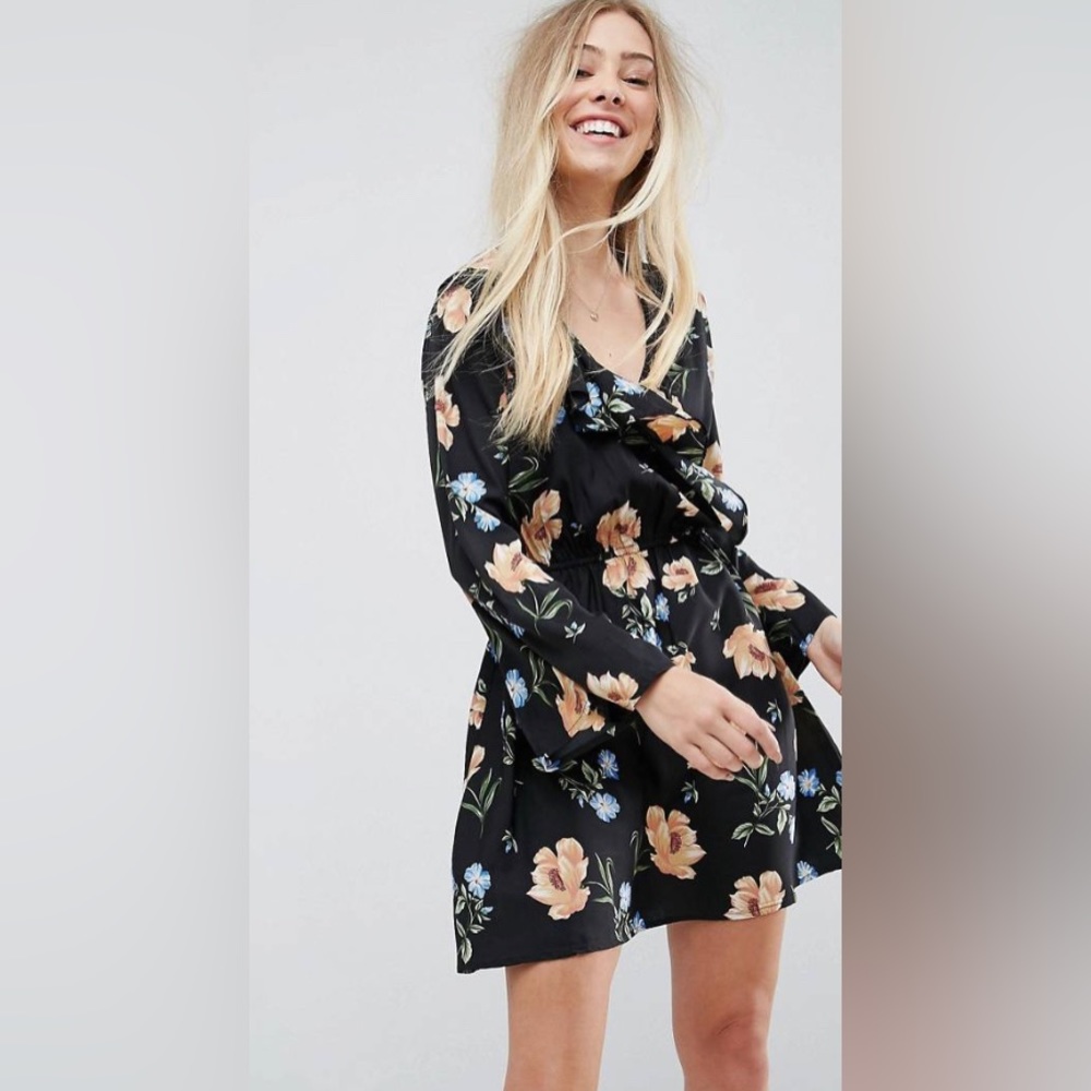 🧁Peach, green, blue floral ruffle front dress. Has bell sleeves. UK 10. US 6.